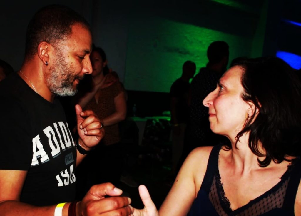 Jenn et Lionel dansent la salsa à la MAS Paris 13ème
